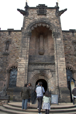 People entering the war museum inside Edinburgh Castle