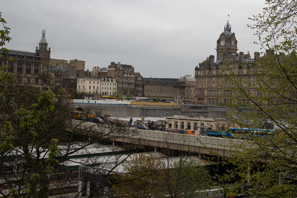 Train station and buses in Edinburgh